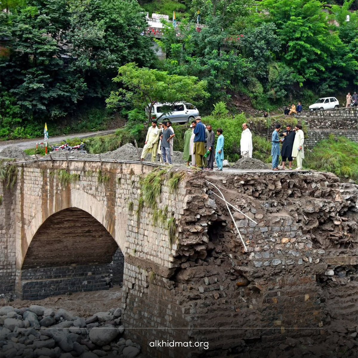 Globupdate's tweet image. 🚨 Pakistan Floods

320+ dead after torrential rains &amp;amp; flash floods

Hardest-hit: Buner (157 deaths), Swat, Bajaur, Battagram, Shangla, Mansehra, Gilgit-Baltistan &amp;amp; AJK

Rescue ops hampered by washed-out roads &amp;amp; a crashed aid helicopter
#Pakistan #flooding #FloodAlert #DeFi