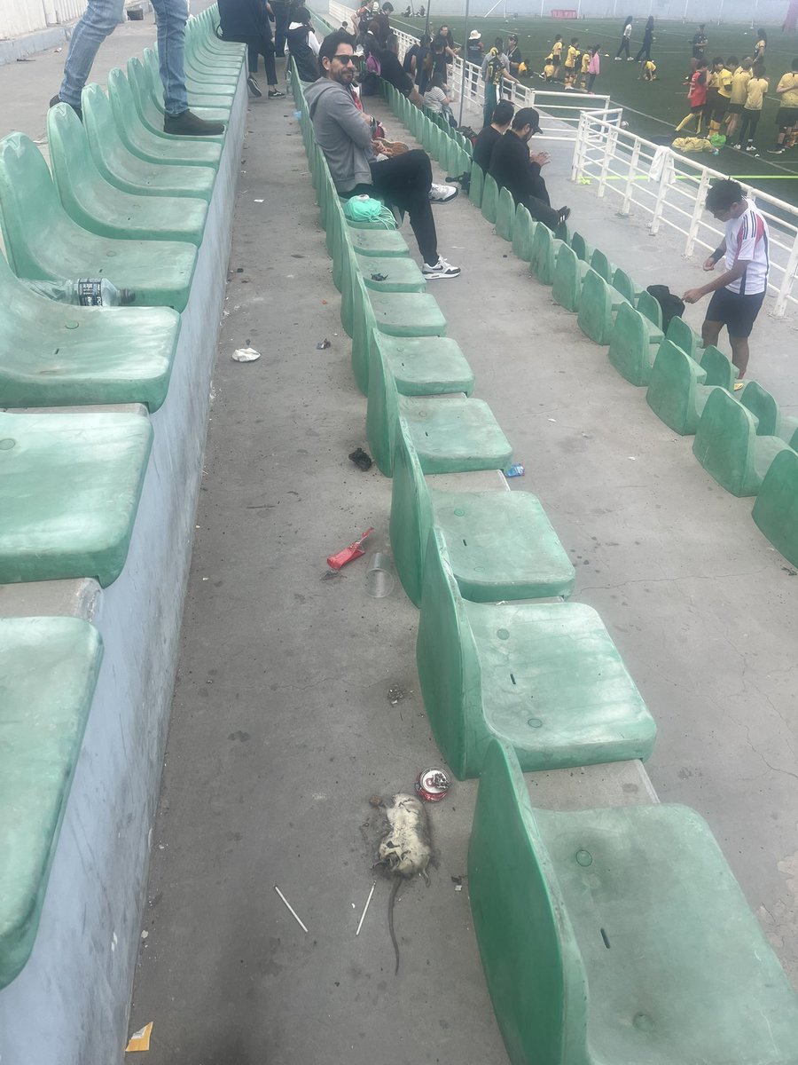 abarcaramiro's tweet photo. Cancha Las Almejas está inmunda  vinimos el miércoles pasado y la situación ya estaba así, ósea nadie hace aseo #Antofagasta https://t.co/cbYB2xXkEj