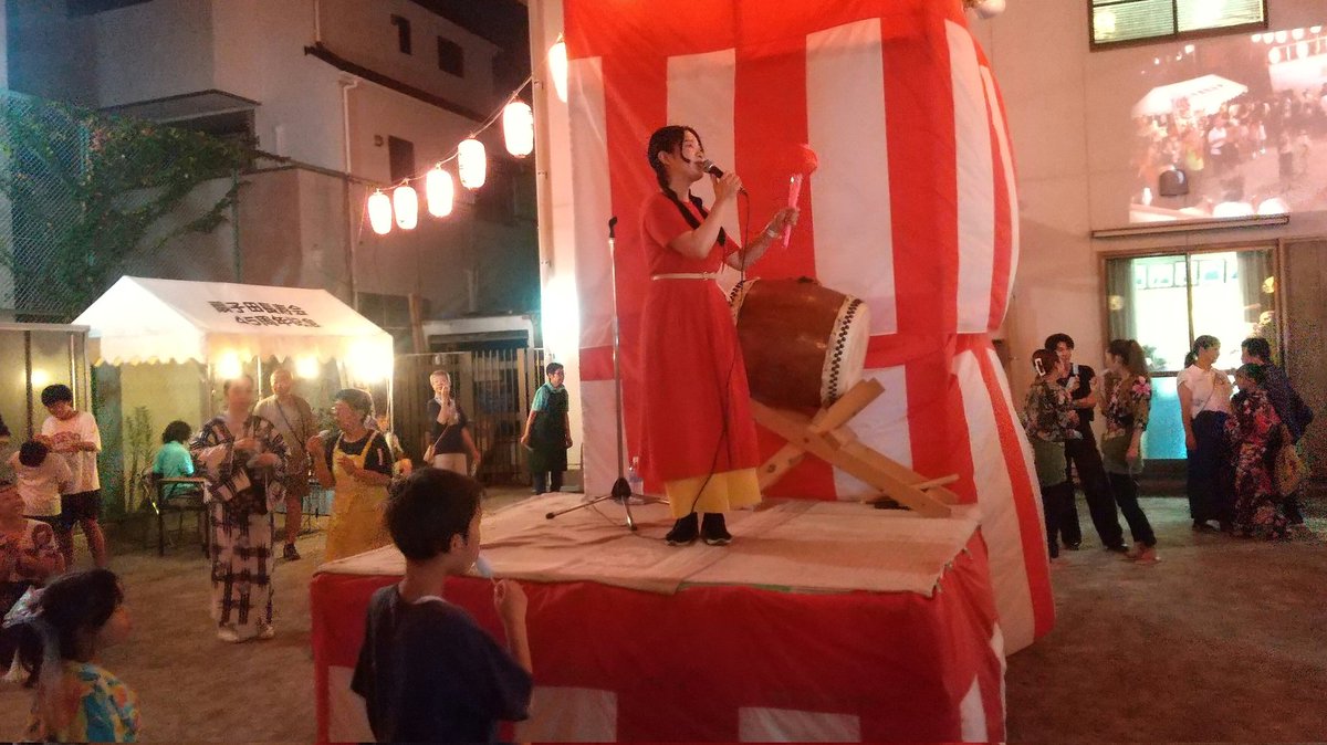 noritetsux's tweet photo. 仕事帰りだったが丁度良い時間に到着出来た。
盆踊りが始まる前は、町さんのMVが壁面に大写しされていた。
夜が多少過ごしやすくなったとは言えまだまだ暑い。そんな中、変わらぬ町さんの明るい歌声。何かとても元気をもらった気がする。
#町あかり https://t.co/MKYwpqYWlV