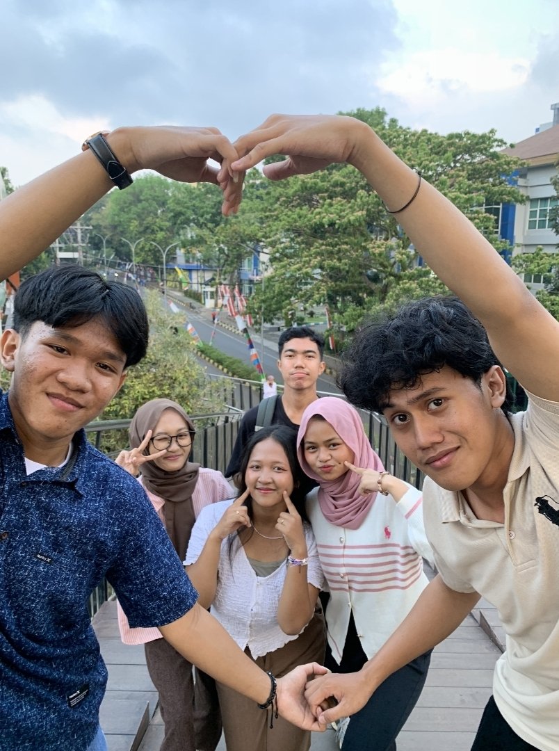 tgaarryya's tweet photo. Halo, Mahesa!
Perkenalkan, saya Tegar Wahyu Ramadhan, mahasiswa
baru Program Studi Pendidikan Matematika, Fakultas
MIPA, Universitas Negeri Semarang.
Di momen PKKMB UNNES 2025 ini, saya bertemu
dengan teman-teman baru di Universitas Negeri
Semarang dari kelompok Lito Saronde https://t.co/D6RIEuOZQK