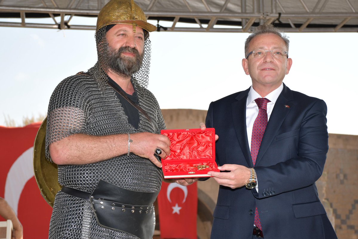 T.C. Kars Valiliği (@karsvaliligi) on Twitter photo 📍#Ani Örenyeri
Ani'nin Fethinin 961. yıl dönümü kutlama programında Ani'nin temsili anahtarı Valimiz Ziya Polat'a teslim edildi.
<a href="/ziyapolat73/">Ziya POLAT</a>
#anidemekanadoludemek 📍#Ani Örenyeri
Ani'nin Fethinin 961. yıl dönümü kutlama programında Ani'nin temsili anahtarı Valimiz Ziya Polat'a teslim edildi.
<a href="/ziyapolat73/">Ziya POLAT</a>
#anidemekanadoludemek