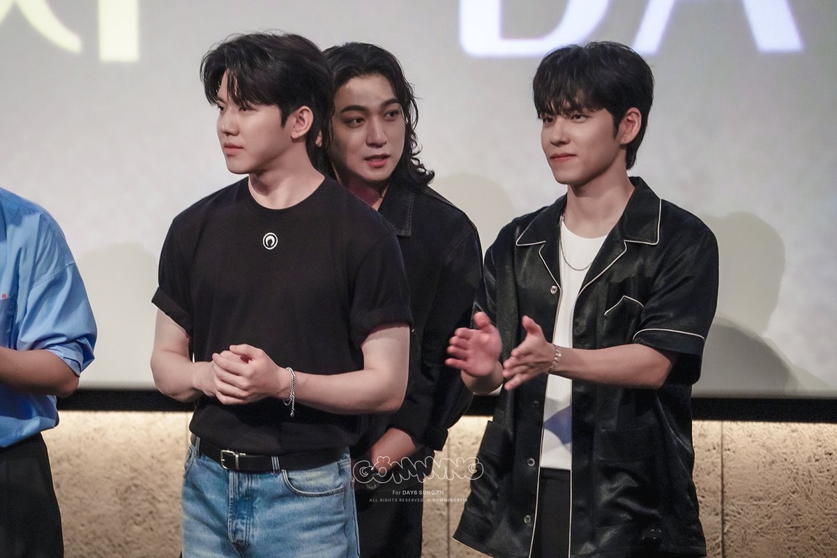 250816 6DAYS 무대인사 
갑자기 뒤로가서 속닥속닥 했는데 
무슨 얘기 한건지 너무 궁금해🤔
#DAY6 #데이식스 #성진 #원필 #도운