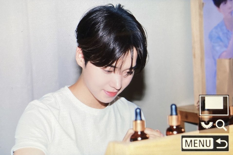 JAEYUN_816's tweet photo. 250816 재유니 생일 향수 제조 중...😍
#JAYNLEE #JAEYUN #제인리 #재윤 #재윤이_짜쟌 https://t.co/jZgTNo92Pi