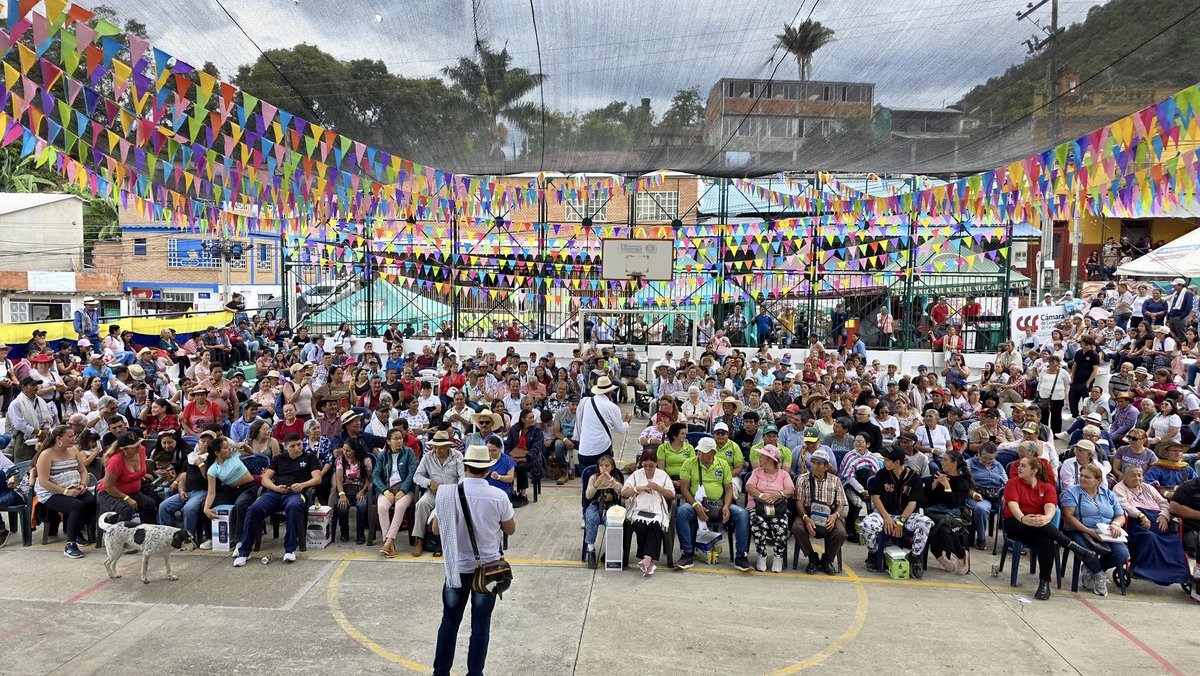 ElicaMilena's tweet photo. Una alegría inmensa acompañar la celebración del Día del Campesino en #Bituima, municipio que conmemora 482 años de historia y tradición.
Reiteramos nuestro compromiso: estamos para trabajar por todo el territorio y por las familias campesinas que son el alma de #Cundinamarca. https://t.co/x3sCr5z4HM