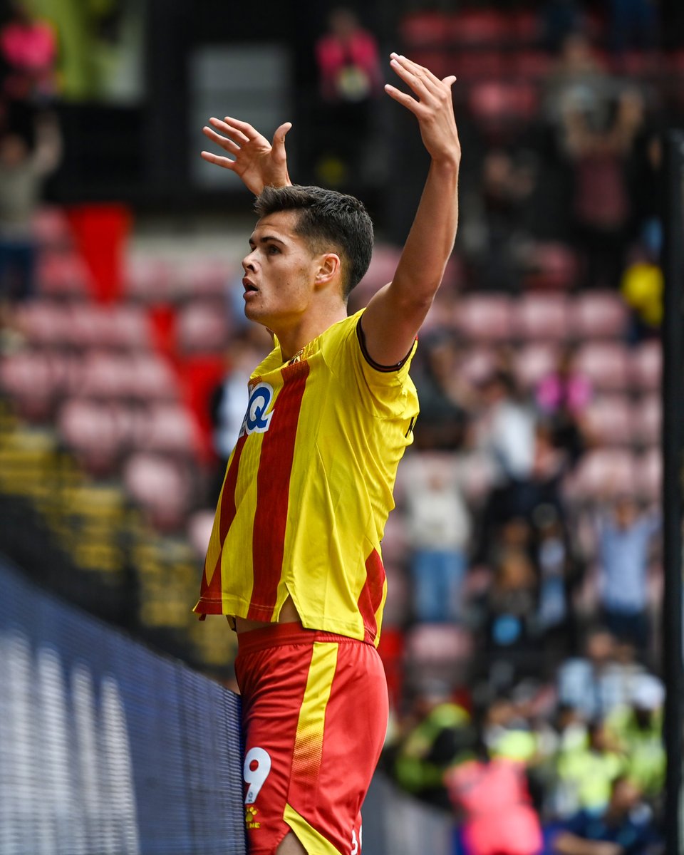 WatfordFC's tweet photo. Now that’s an introduction. https://t.co/g6Qupy6kUW