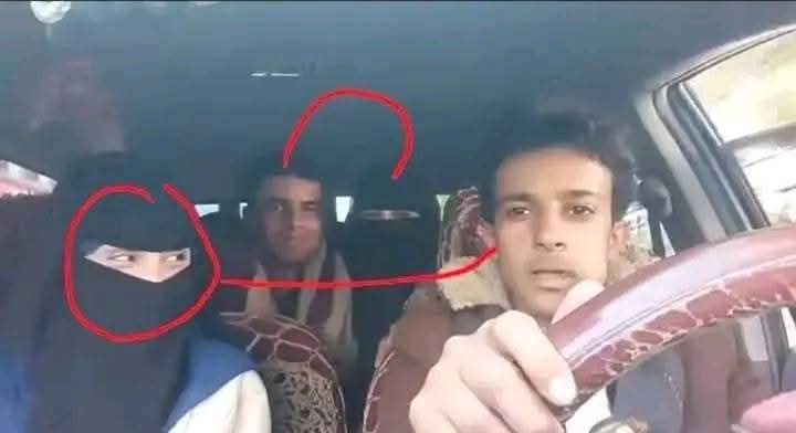 #صنعاء تمكّنت الشرطة من ضبط ثلاثة أشخاص، إثر قيامهم بأعمال مخلة بالآداب العامة.

وأوضحت الشرطة أنّ المتهمين قاموا بتصوير ونشر مقطع فيديو على مواقع التواصل الاجتماعي، تضمّن ممارسات تتنافى مع القيم الدينية والأخلاقية والأعراف المجتمعية.