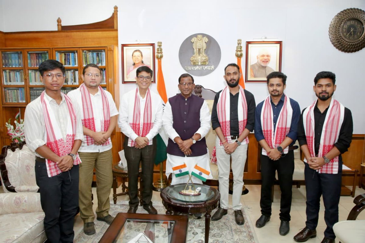 Laxmanacharya54's tweet photo. देश को टी.बी मुक्त करना हमारा संकल्प है। इस निमित्त सरकार द्वारा निरंतर ठोस कदम उठाए जा रहे हैं। इस संकल्प में सहभागी बने तेजपुर विश्वविद्यालय के प्रो. पवित्र नाथ जी ने आज राज भवन आकर टी.बी की पहचान हेतु उनके द्वारा किए गए शोध के विषय में विस्तृत जानकारी साझा की।

नवीन शोध हमारे समाज की समयोचित आवश्यकता है। मैं प्रो. नाथ जी और उनकी पूरी टीम को इस अभिनव प्रयास के लिए साधुवाद देता हूं।

#TBMuktBharat 
@rashtrapatibhvn 
@narendramodi