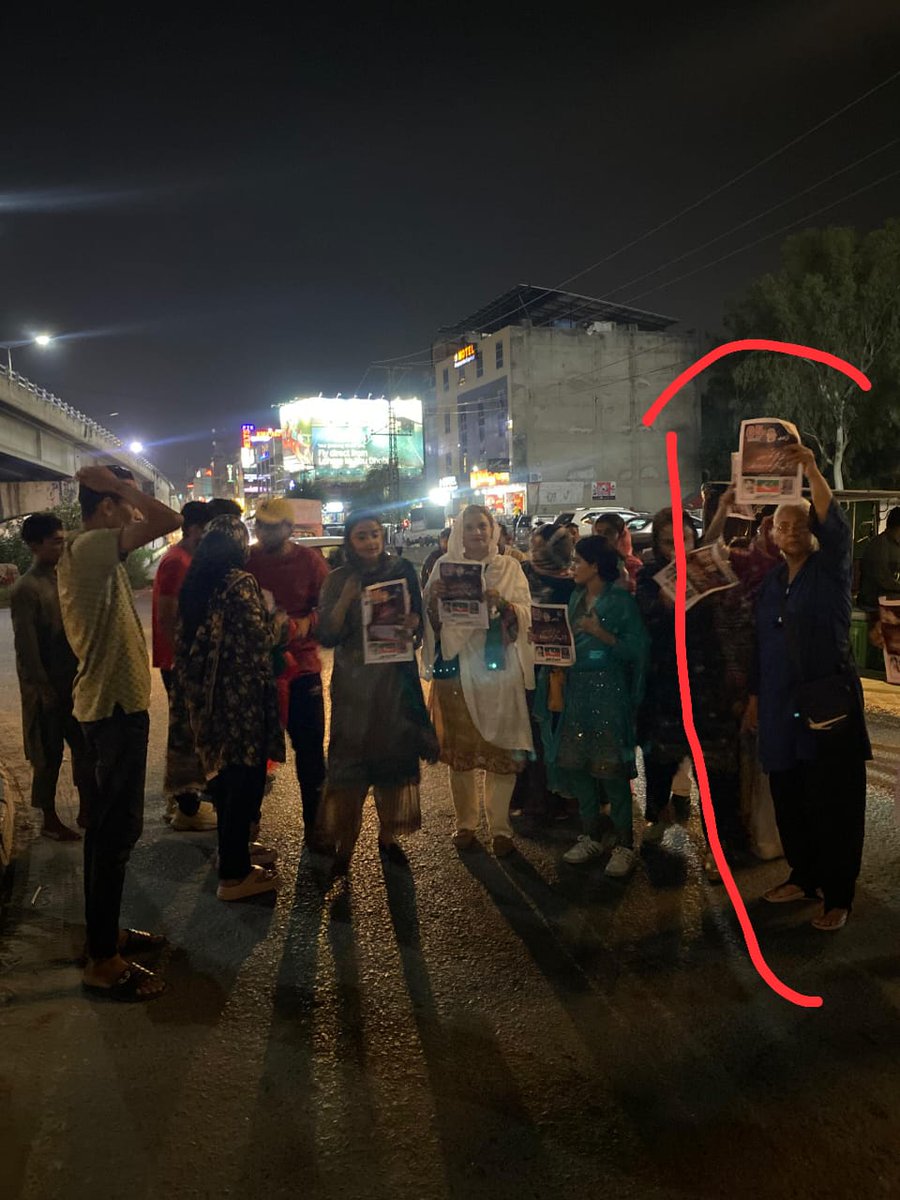 لاہور مینار پاکستان- قائداعظم ڈے کے حوالے سےپاکستان کے جھنڈوں اور قائد اعظم کی تصویر کےساتھ ریلی کا انتظام کیا تھا!
  پنجاب پولیس کے جوان کمال حرکت میں آئے 
اوراپنی گاڑی کی ٹکر سے دو موٹر سائیکل والے لڑکوں کو نیچے پھینکا- 
ہماری ایک بزرگ خاتون سیدہ آپا کو گرفتار کرلیا!