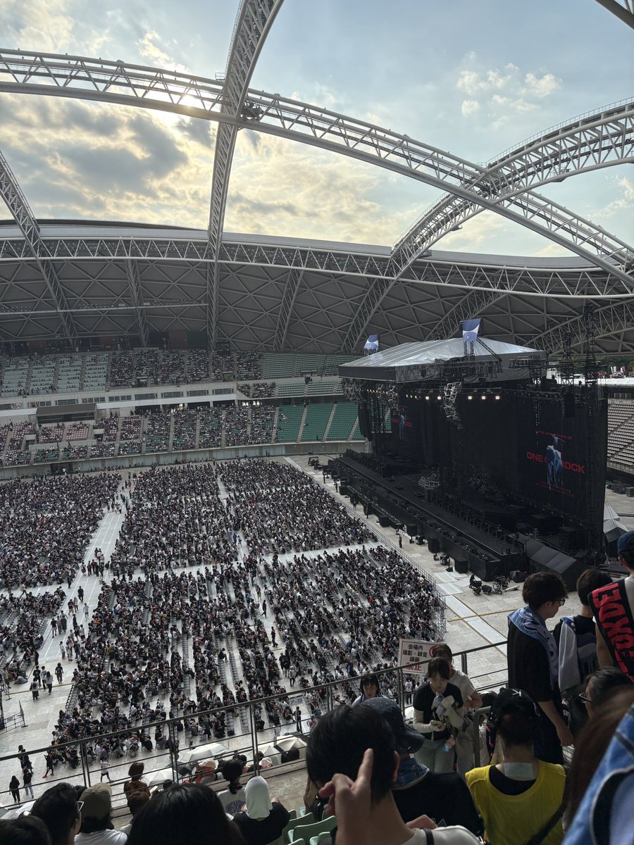 ワンオクのライブ最高すぎた
セトリも良すぎたし、何よりtakaが歌うますぎて口から音源でした
またチケット取れたら行く