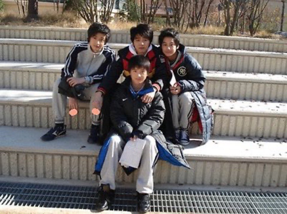 goingguyou's tweet photo. 김범 ㅈㄴ 신기한게 거침킥에선 걍 고딩같거든
근데 비하인드 사진보면 웬 초등학생이…교복입고서잇음 https://t.co/NUApwz7Wr6