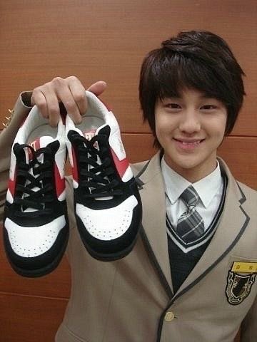 goingguyou's tweet photo. 김범 ㅈㄴ 신기한게 거침킥에선 걍 고딩같거든
근데 비하인드 사진보면 웬 초등학생이…교복입고서잇음 https://t.co/NUApwz7Wr6