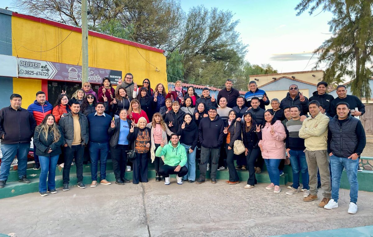 rickiherrera's tweet photo. Y un día, el Partido Justicialista se activó para poner en marcha la movilización peronista.

Nos reunimos con compañeros y compañeras de Chilecito y Famatina para motorizar la militancia y para decirles que estamos comprometidos a defender los intereses de La Rioja con sentido federal.

 ¡Vamos a trabajar juntos para hacer que nuestras voces sigan siendo escuchadas en el Congreso!