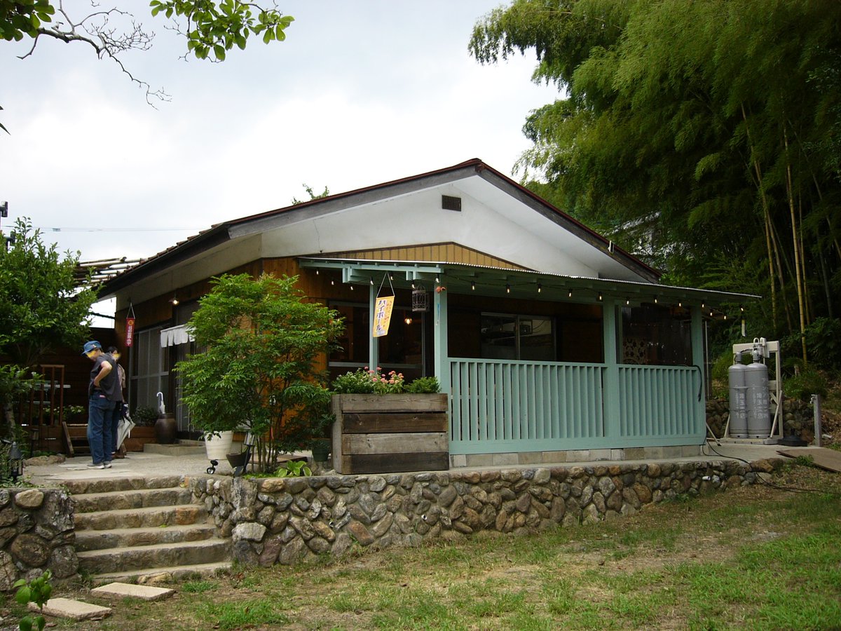 PHOTOKEIYA's tweet photo. #飯能 の カレー店 #タットゥカダ が、キッチンカーだけでなく実店舗を構えた！
お盆の帰省ついでに寄らせてもらい、ついでに #オールドコンデジ 撮り比べ
#NIKONP90 仕上がりViなのに薄っすい
#LEICA #DLUX1 一番古いのに一番まとも
#konicaminolta #DiMAGEA2 マイナス補正してるのに白飛び https://t.co/iKxbpXS7zb
