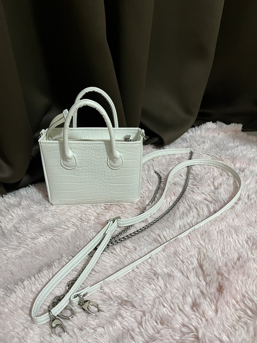 bebbynilin's tweet photo. ส่งต่อกระเป๋า Vissy sive6 (ขนาดกลาง)👜🪽
อุปกรณ์ - สายกระเป๋าแบบสายโซ่และแบบสายสะพายหนัง
📍มีตำหนิเลอะลิปสติกข้างในไม่มีผลต่อการใช้งานค่ะ ข้างนอกสภาพดี สายทั้ง2สาย สภาพดีค่ะ
Price - 450 -. (ส่งฟรีค่ะ)
#ส่งต่อกระเป๋า #มือสอง #กระเป๋ามือสองสภาพดี #ส่งต่อvissy #vissy #เสื้อผ้ามือ2 https://t.co/dnssYuXpNq