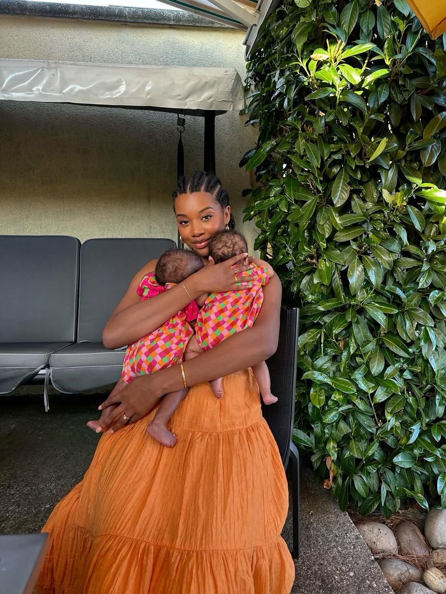 kybnyk's tweet image. eu com minhas obras de arte que fiz em 40 semanas // meu marido com as obras que ele fez em 3 minutos