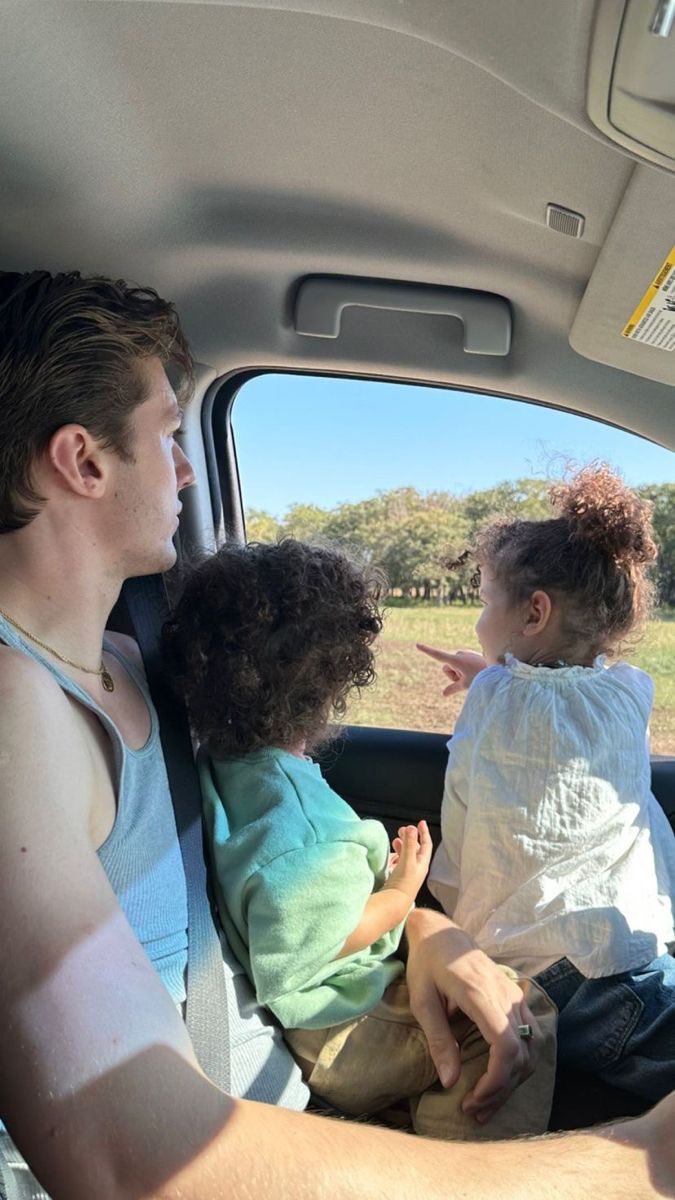 kybnyk's tweet image. eu com minhas obras de arte que fiz em 40 semanas // meu marido com as obras que ele fez em 3 minutos