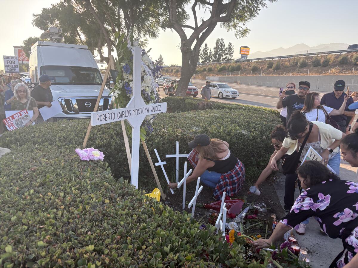 Factor4_GT's tweet photo. 📝Carlos Roberto Montoya, de 52 años y originario de Guatemala, falleció el pasado jueves 14 de agosto, tras ser atropellado por una SUV en la autopista 210 en Monrovia, California, mientras huía de un operativo de ICE, en un Home Depot. 

🕯️Familiares y activistas realizaron una vigilia en su memoria, exigiendo justicia y el fin de las redadas migratorias.