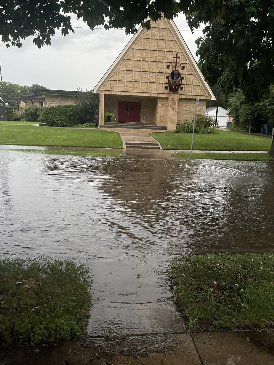 Docdrewb's tweet photo. @NWSTwinCities We are not in the red box area but this was mpls this am from the rain this was near 57th and Chicago by the airport https://t.co/BR9miER1p3