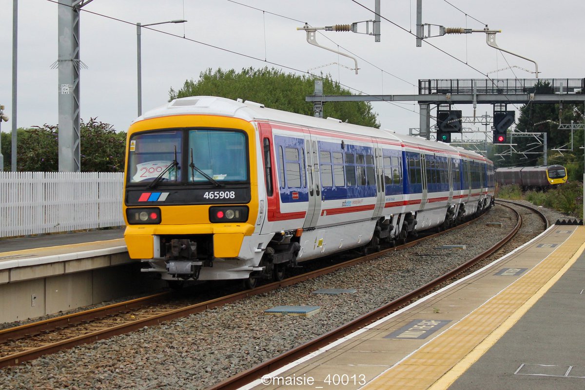 maisie_40013's tweet image. 37800 “Cassiopeia” dragging 465908 past Wellingborough working 5Q97 1100 Derby Litchurch Lane to Slade Green T&amp;amp;R.S.M.D. 16/08/2025
#class37 #railopsgroup #class465