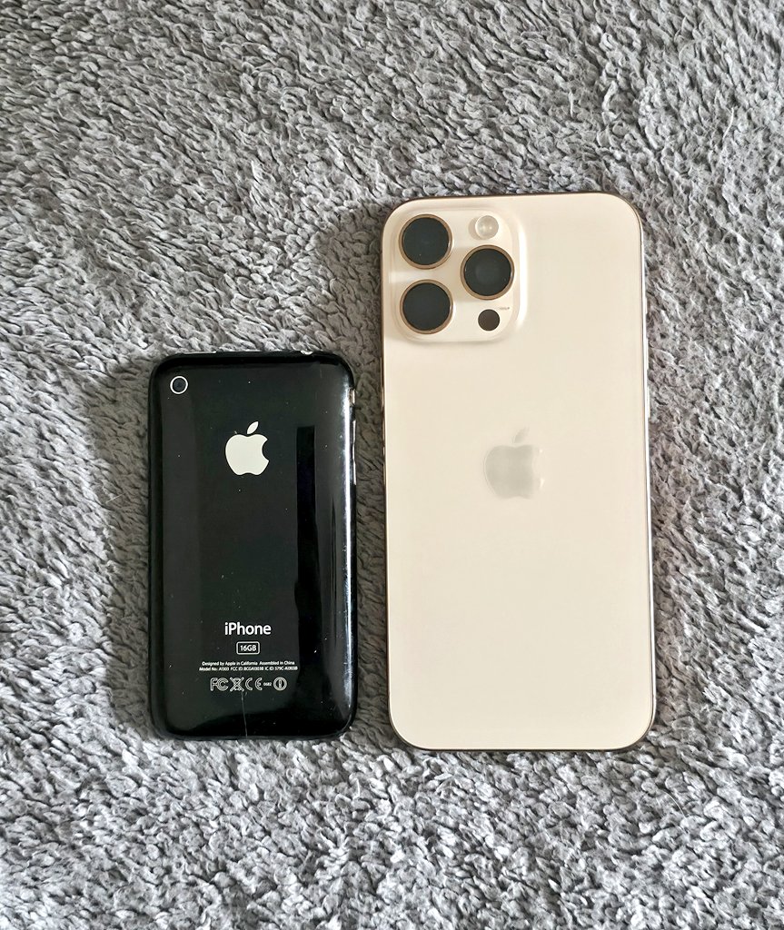 AnxiousHolly's tweet photo. iPhone 3GS vs iPhone 16 Pro Max https://t.co/Jt8Mioxgox