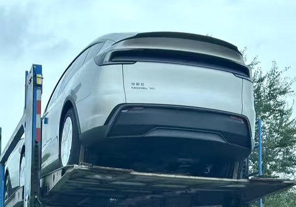 Tesla Model Y L uncovered

✅ Modified rear design (behind the C-pillar)
✅ Specific rear spoiler
✅ New light gold paint