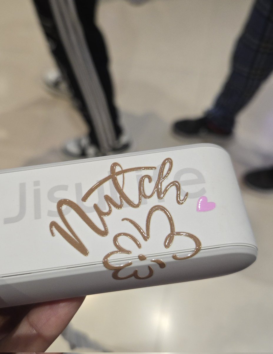 ส่วนตัวชอบสิ่งนี้มากๆ
นุชตั้งใจให้เป็น  typo "nutch" ที่มีเดซี่และผีเสื้อ เป็นสัญลักษณ์แบบไม่ได้ตะโกนมาก
และหัวใจสีชมพูดวงจิ๋วๆ ให้ละมุนไปกับสีน้ำตาล
สตกกันน้ำ สามารถ ติดแก้วหรือกระติกน้ำได้ ล้างทำความสะอาดได้นะคะ ไม่หลุดง่าย

ขอบคุณลายเส้นสวยๆจาก <a href="/sunnittima/">SunNittima</a>
ค่ะ
#เป๊กผลิตโชค