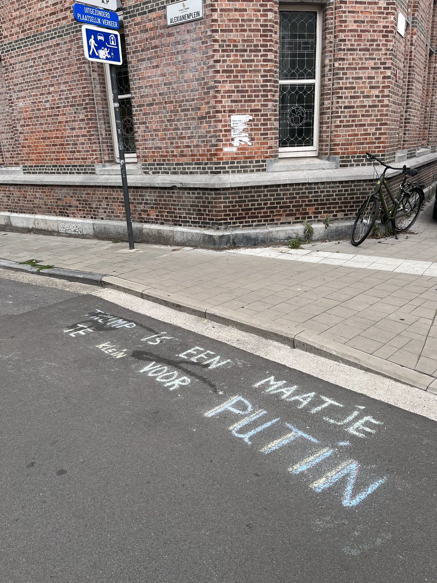 Waarom anno 2025 nog krantencommentaren of analyses lezen. Scherpe analyse over het overleg tussen #Trump en #Putin vind je tegenwoordig gewoon in stoepkrijt in #gent.
