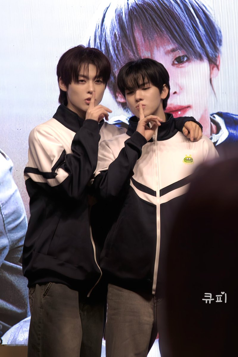 남고냐 ？？ㅎㅎ🐻🦊
#POW #파우
 #YORCH #요치
#김홍 #HONG #홍