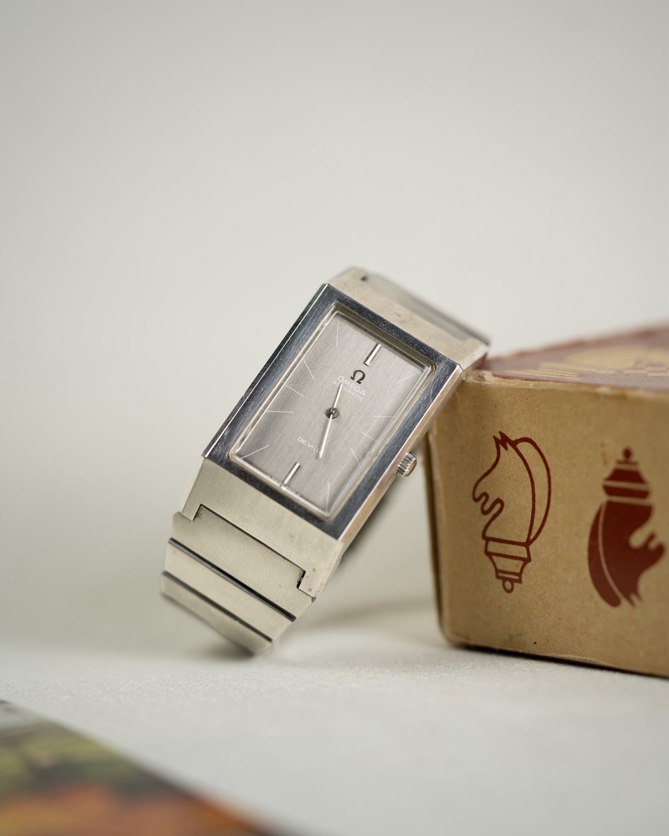 arrowsvintage's tweet photo. Nicknamed the “Deauville,” this Omega De Ville is defined by its bold rectangular compressor case. Powered by an automatic movement and paired with an almost Brutalist inspired Omega bracelet, it’s a sharp slice of 1970s design. Available now. https://t.co/WtwwNKzZMy