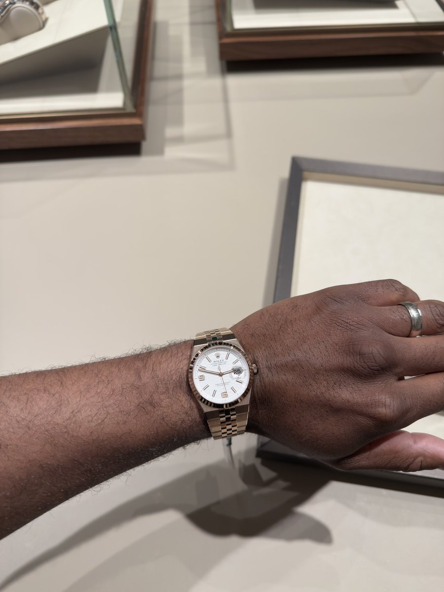 J_CLeonardo's tweet photo. @GamaCahaya For the Rose Gold one… https://t.co/FNvb3EDqEh