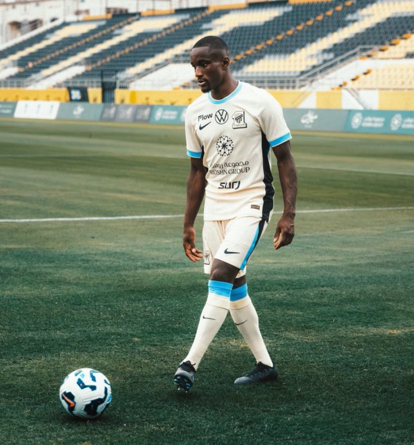 لهم كم يوم مزعجيننا بسالفة النمر والحين حاطين بطقمهم الوان الهلال والله حفله هالنادي