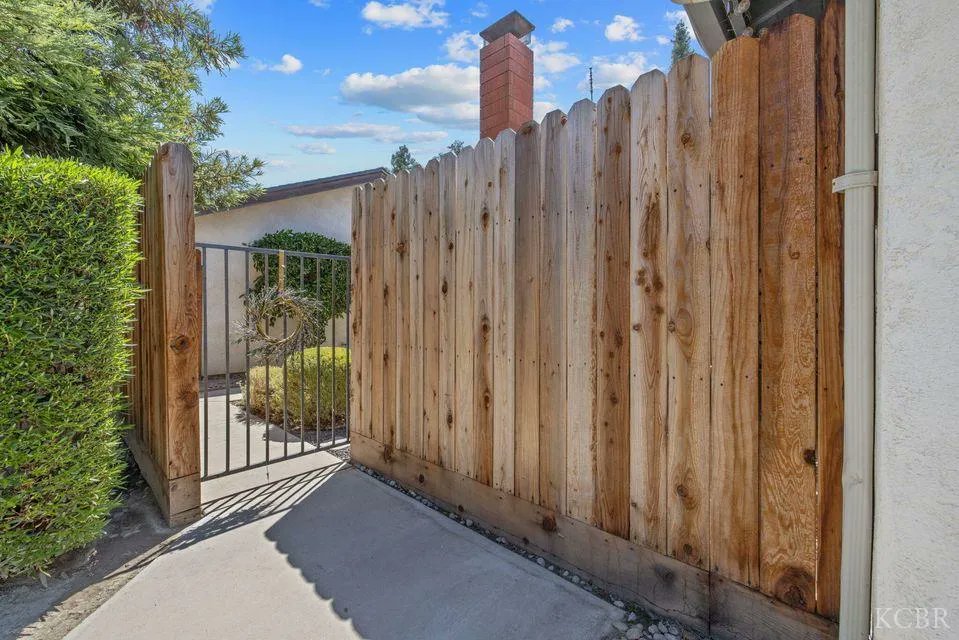SusanKazarian's tweet photo. 1931 E Beech Avenue, Visalia, CA, 93292
3 bed | 2 bath 1375 Sq. Ft.
Active | 355000
https://t.co/DhezFRfIhh
This adorable cottage-style retreat is fully renovated and move-in ready. Welcome to this beautifully reimagined home where every detail has been thoughtfully updated to... https://t.co/zLC0Wpew7p