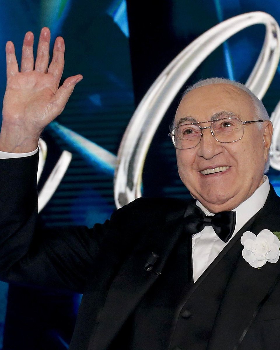 GiorgiaMeloni's tweet photo. Ci lascia a 89 anni Pippo Baudo, uno dei più grandi protagonisti della storia della televisione italiana. Il suo volto e la sua voce hanno accompagnato intere generazioni, regalando emozioni, sorrisi e momenti indimenticabili. Grazie di tutto. https://t.co/FpTDrZWxx6