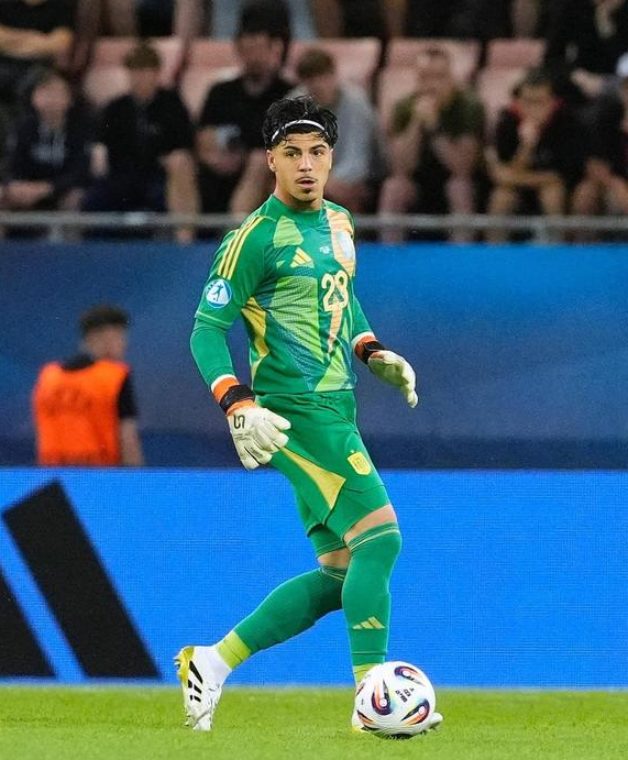 En el Levante en su vuelta a Primera División, es titular en la portería Pablo Campos (23). 🧤

Fue el portero con más paradas la pasada temporada en Segunda División (cedido en Cartagena).

Así a ojo creo que es el portero titular más joven de Primera esta temporada.