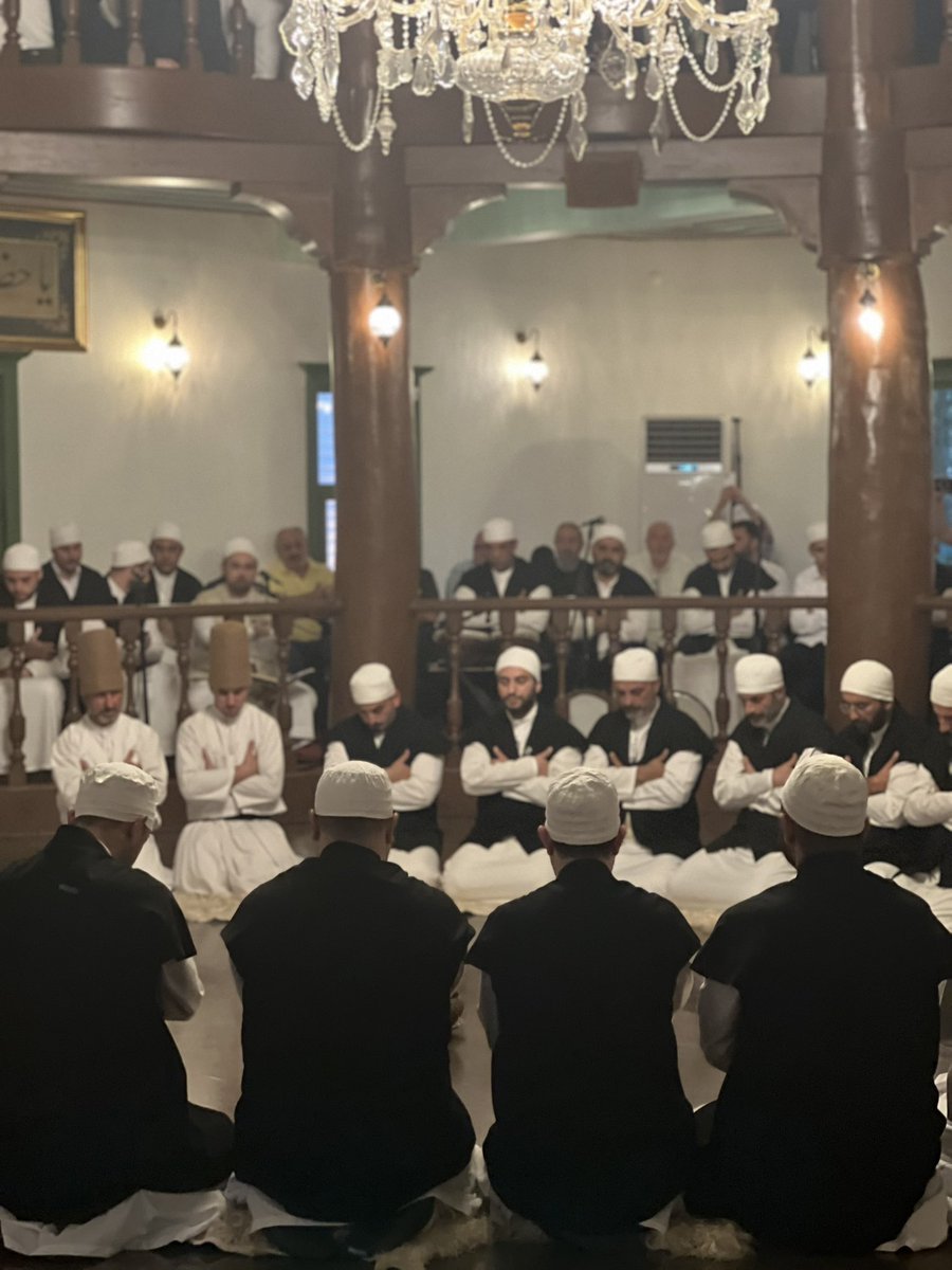 Gerçek âşıklara salâ denildi
Dertli olan gelsin, dermanı buldum
Âh ile vâh ile cevlân ederken
Canımın içinde cananı buldum