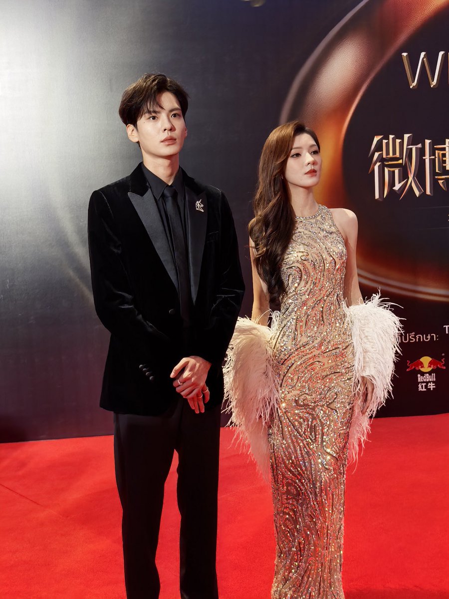 Thanks for the invitation, but wow… this has got to be the most chaotic big event I’ve ever been to😂 No partitions between seating zones, no tiered rows, not enough security…… Crazy fans were standing, waving selfie sticks in the air, even rushing to VIP area. Almost nobody