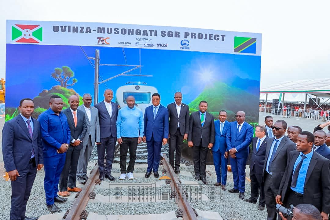 coyitungiy78935's tweet photo. #Rubara 16/8 – Un jour historique 🇧🇮🤝🇹🇿
Le projet du chemin de fer #Uvinza–#Musongati lancé par @GeneralNeva et @KassimMajaliwa_ ouvre une ère nouvelle pour le #Burundi : désenclavement, commerce boosté et opportunités d’emplois. https://t.co/Foq6no2Ngy