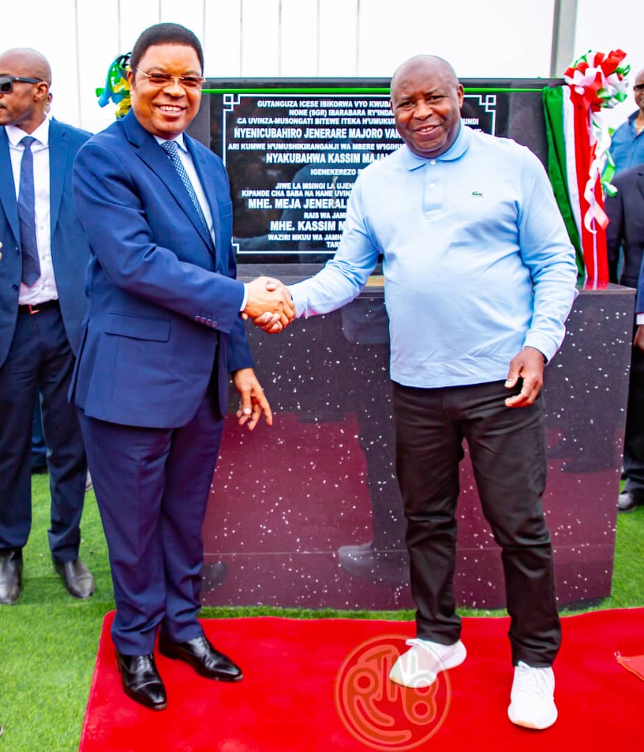 coyitungiy78935's tweet photo. #Rubara 16/8 – Un jour historique 🇧🇮🤝🇹🇿
Le projet du chemin de fer #Uvinza–#Musongati lancé par @GeneralNeva et @KassimMajaliwa_ ouvre une ère nouvelle pour le #Burundi : désenclavement, commerce boosté et opportunités d’emplois. https://t.co/Foq6no2Ngy