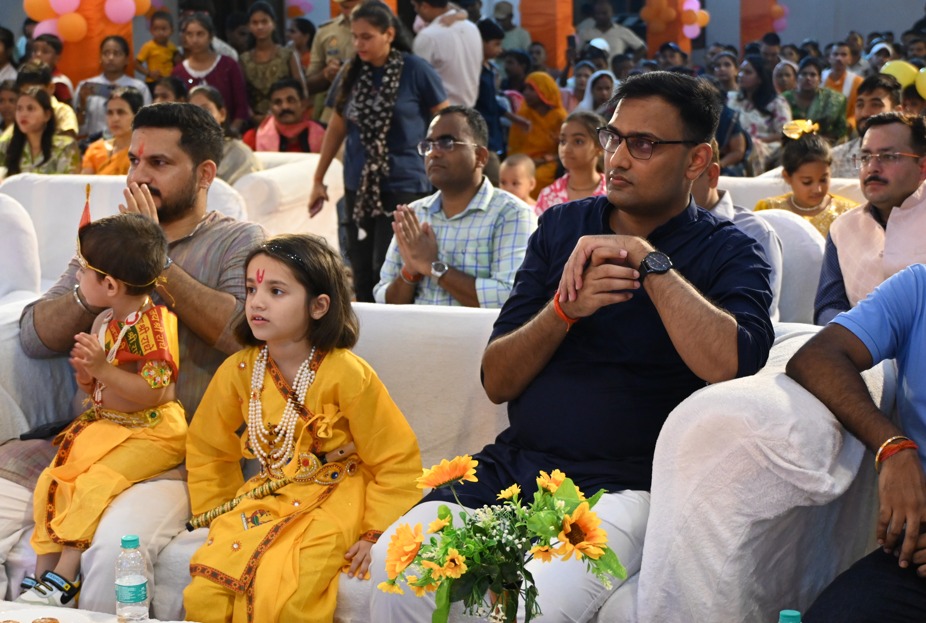 Barabanki Police (@barabankipolice) on Twitter photo #श्री_कृष्ण_जन्माष्टमी के शुभ अवसर #barabankipolice अधीक्षक द्वारा पुलिस लाइन में दीप प्रज्जवलित कर विधि-विधान के साथ पूजा-अर्चना कर श्रीकृष्ण जन्मोत्सव धूमधाम से मनाया गया। इस अवसर पर <a href="/BarabankiD/">DM Barabanki</a> तथा अधिकारी/कर्मचारीगण एवं पुलिस परिवार जन भी उपस्थित रहे। #UPPolice #श्री_कृष्ण_जन्माष्टमी के शुभ अवसर #barabankipolice अधीक्षक द्वारा पुलिस लाइन में दीप प्रज्जवलित कर विधि-विधान के साथ पूजा-अर्चना कर श्रीकृष्ण जन्मोत्सव धूमधाम से मनाया गया। इस अवसर पर <a href="/BarabankiD/">DM Barabanki</a> तथा अधिकारी/कर्मचारीगण एवं पुलिस परिवार जन भी उपस्थित रहे। #UPPolice