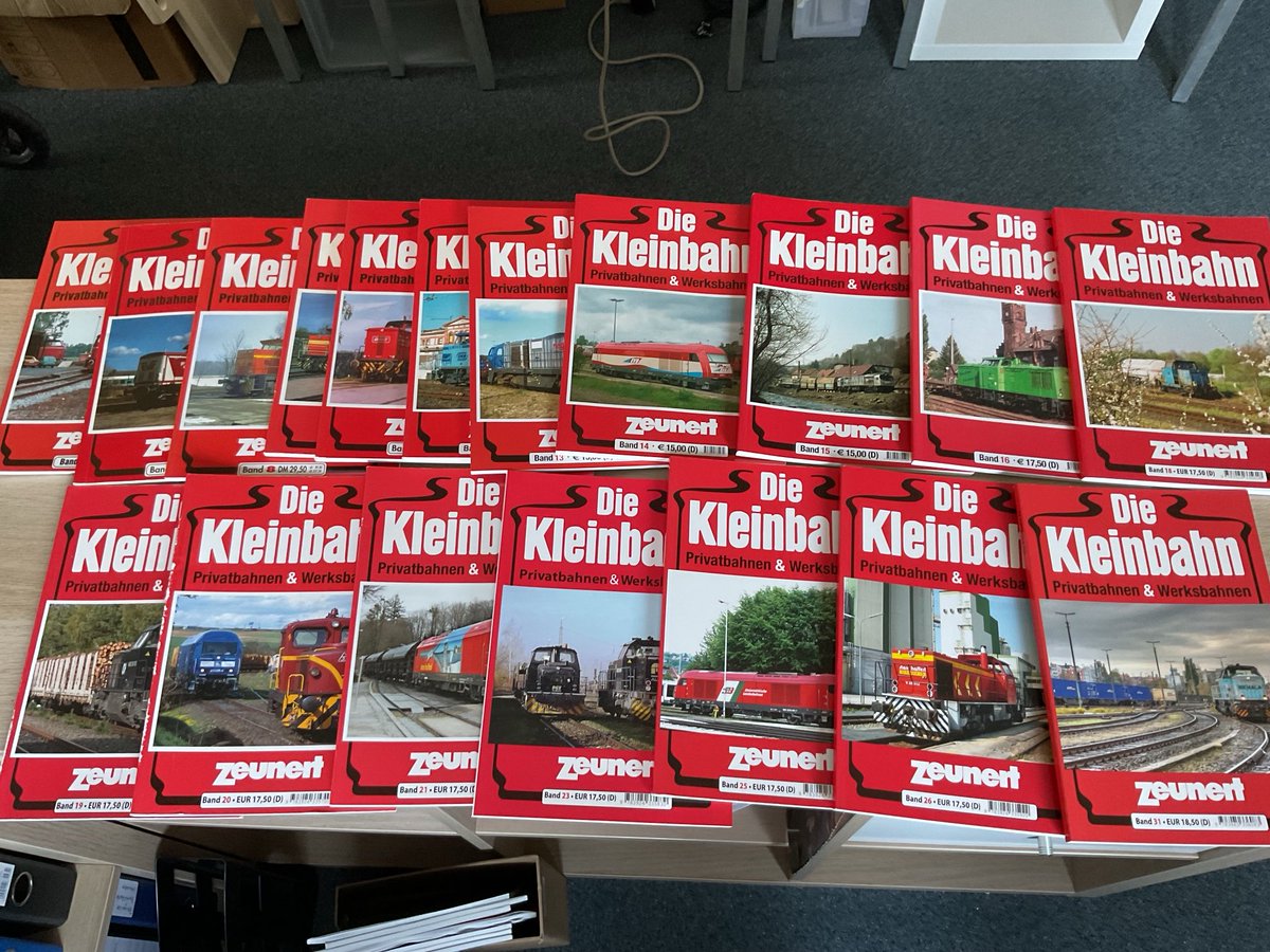 Ich bin unlängst auf einer Ausgabe dieser Buchreihe gestoßen und habe festgestellt, dass es lohnen würde, weitere Ausgaben zu lesen. Glücklicherweise kann man die meisten vergangenen Ausgaben recht günstig beim Verlag bestellen. Da hab ich einfach mal ein paar besorgt...
#zeunert