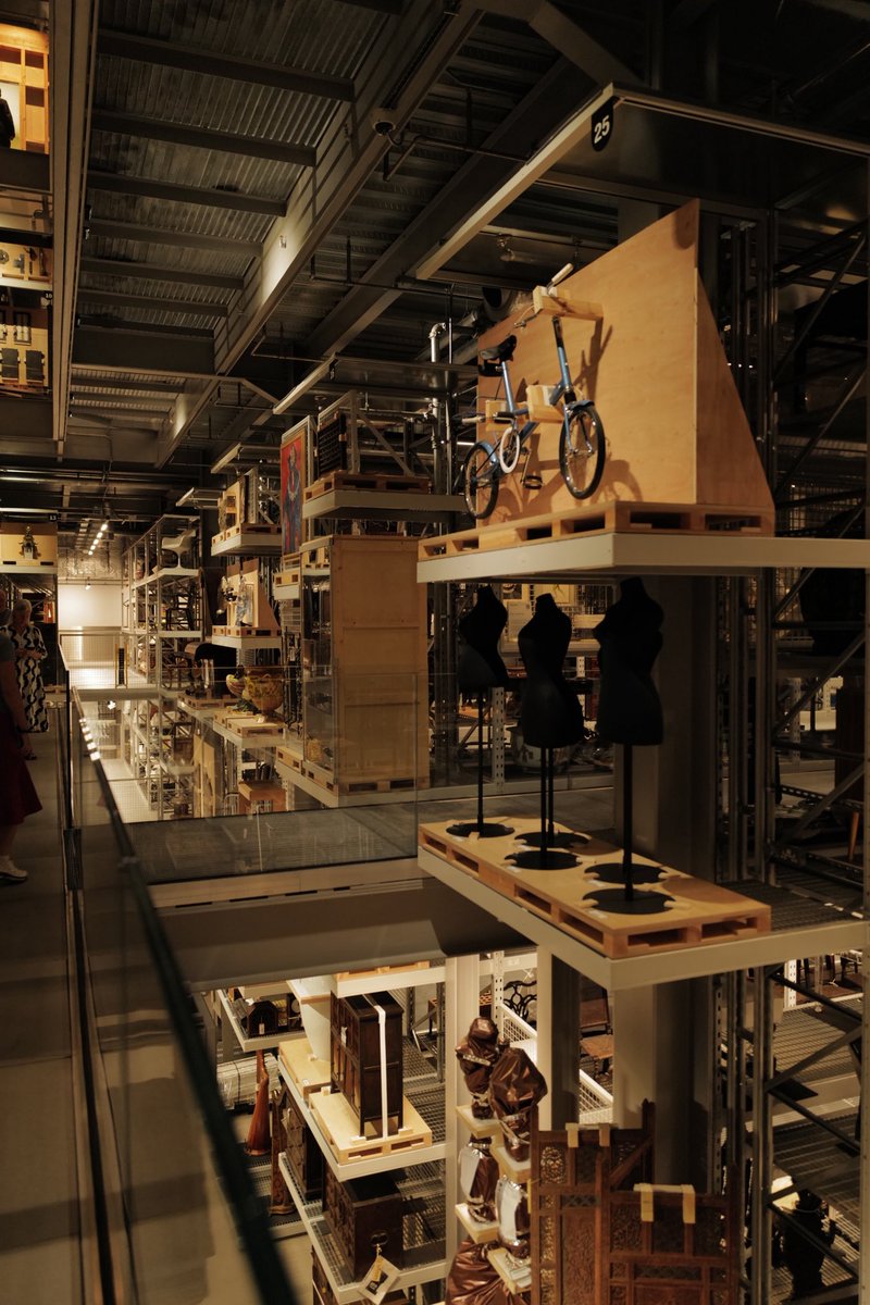 mfthreekingdom's tweet photo. 今年オープンしたばかりのV&amp;A East Storehouseへ。
いわゆる「見せる収蔵庫」
絵画、彫刻、楽器、服飾、本、家具、、、などあらゆるものを収蔵しているが特筆すべきは建築を収蔵している点。スミッソン夫妻のロビンフッドガーデンの外装・構造体やライトのカウフマン事務所などがそのまま展示されてる https://t.co/ocSQKirDPU