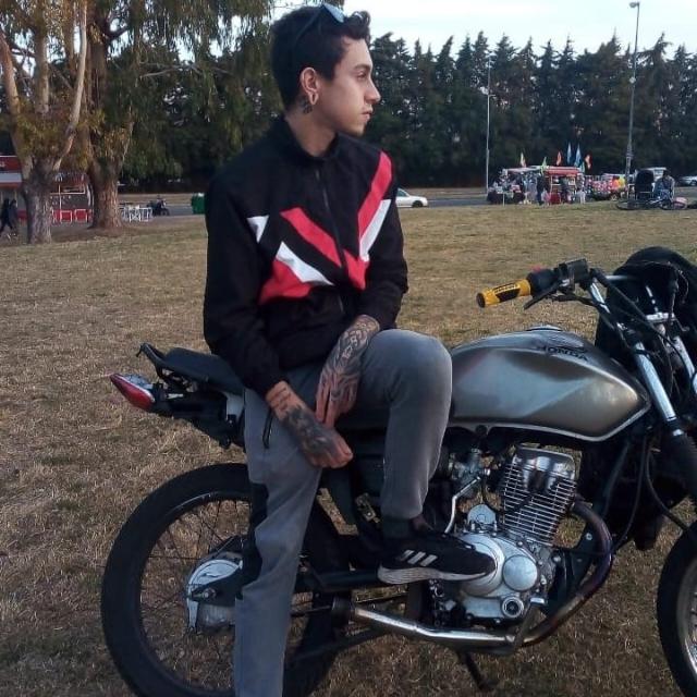 Vrooom vroom... Escucharon eso? Vroom vroom... Es quien creo que es? Si, debe ser el, es la moto de Tarmyshane! Oriundo de la capital Argentina del narcotrafico, Tarmy es un jugador que tal vez no muchos conocen en la escena, lamentablemente tiene laburo. En el calor de la+