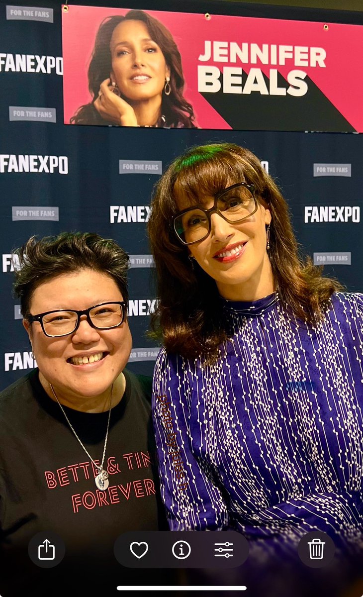 jennifer beals con in chicago. my god, she’s busy. and it’s crowded. and she’s meeting and greeting and taking pics and chatting and looking sooooo gorgeous. 🥹💖
jb: “do you want to come back here?”
me: “i may as well.” 🥰
she’s the best. 🫡