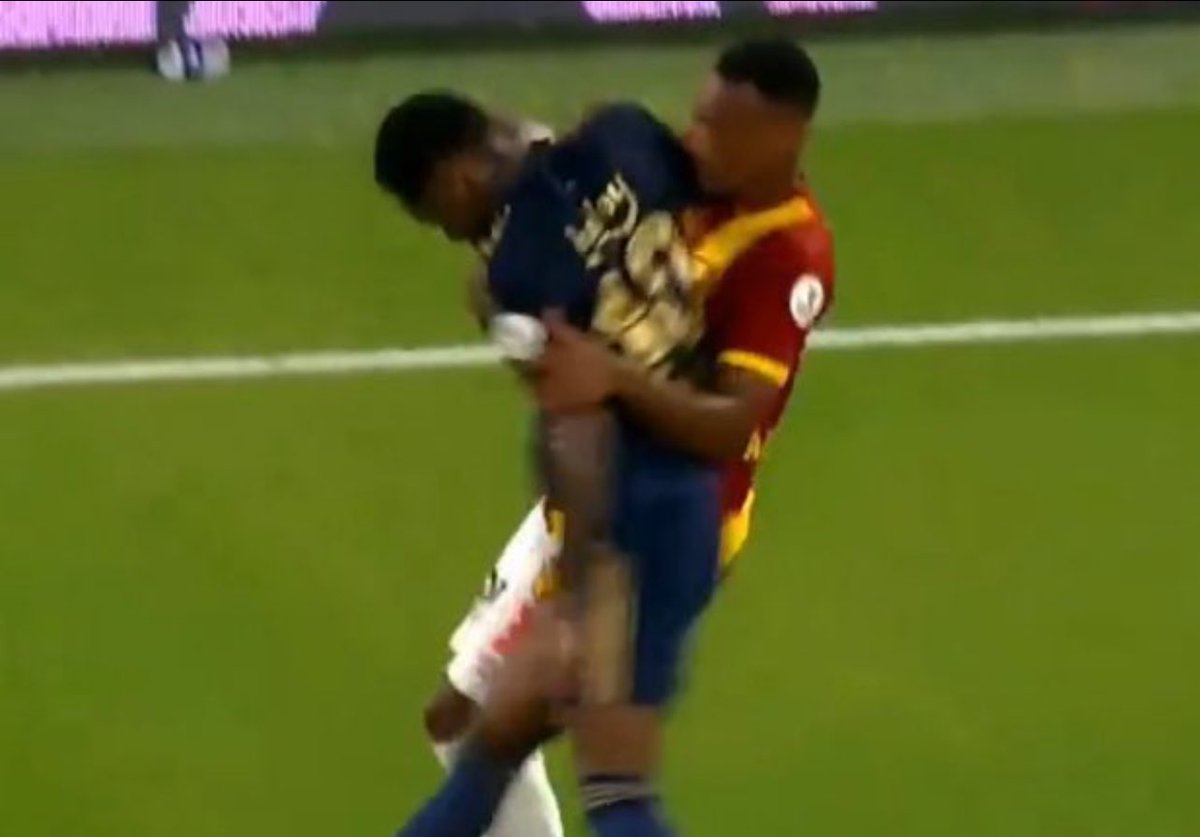 Üzerindeki forma sarı lacivert olunca bunlar kırmızı sayılmıyor sanırım .Öldürsemiydi adamı? ⁦<a href="/MHK_Resmi/">Merkez Hakem Kurulu</a>⁩ ⁦<a href="/TFF_Org/">TFF</a>⁩ ⁦<a href="/PFDK5/">PFDK</a>⁩