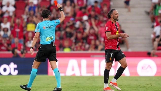 Munuera Montero. Espero que el colegiado del #MallorcaBarça sea suspendido para la próxima jornada por incumplir una de las normas más sensibles del fútbol: Parar el juego cuando un rival ha recibido un impacto en la cabeza. 

Terrible, no se puede dejar pasar por alto.