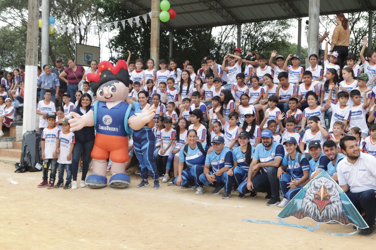 comfaoriente's tweet photo. El Festival de Cometas de nuestro programa Jornada Escolar Complementaria llevó un día de sonrisas y grandes emociones a los niños, niñas y jóvenes beneficiarios. ¿Dónde? En la cancha de fútbol Arcoíris en la ciudadela La Libertad de #Cúcuta.
Somos #ComfaOriente https://t.co/T3co8BFPqq