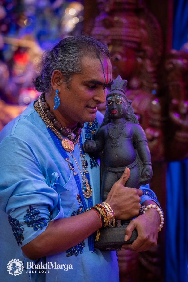 BhaktiMargaPL's tweet photo. Paramahamsa Vishwananda:

"Życzę wszystkim bardzo szczęśliwego Kryszna Dźanmasztami.
Narodziny Bhagawana, Dźagadguru tutaj na ziemi są tak tajemniczym zjawiskiem. Może się wydawać, że On jest taki jak wszyscy inni, jednak świat widzi jedynie niewielki ułamek Jego prawdziwej natury. Jak świat mógłby zrozumieć narodziny Bezwarunkowej Miłości? Umysł nie jest w stanie pojąć takich rzeczy. W duchowości wszystkie ścieżki i wyznania podkreślają, że należy przekroczyć ten niższy umysł. Ponieważ bezwarunkowej miłości, nie da się zrozumieć za pomocą umysłu. Można ją tylko poczuć głęboko w sercu. Któż jest wystarczająco odważny, aby podążać ścieżką odkrywania tego, co leży poza umysłem? Nie jest to pytanie, na które należy udzielić zewnętrznej odpowiedzi, jest to raczej coś, co należy eksplorować wewnętrznie przez całe życie. To wewnętrzne poszukiwanie wiecznej i niepodważalnej prawdy jest prawdą serca. Prawdą, którą każda dusza skrywa głęboko w sobie. To nie dla innych, ale dla samych siebie podejmujemy tę piękną podróż, aby przejść od tego, co przyziemne do tego, co wieczne. Aby przejść od umysłu do serca. Aby przejść od zewnętrznej, ograniczonej rzeczywistości do tej wewnętrznej, która jest nieograniczona.  
Dźagadguru, Bhagawan Kryszna przez całą Bhagawad Gitę przypomina wszystkim, że należy przetransformować ten osądzający umysł, by stał się miły i kochający. Należy przemienić umysł z najgorszego wroga w najlepszego przyjaciela. Jak można dokonać tej głębokiej wewnętrznej transformacji? Najpierw nauczcie się zdolności rozróżniania - by poznać prawdziwą różnicę między dobrym a złym postępowaniem. Następną rzeczą jest podążanie właściwą ścieżką, mocno się jej trzymając. Umysł stopniowo rozluźni pęta swej kontroli, a prawdziwa Jaźń zacznie się ujawniać. Potrzeba wielkiej odwagi, by słuchać głębokiego głosu serca. Ponieważ miłość nigdy nie prosi innych o poświęcenie. Miłość nigdy nie sprawia innym bólu. Miłość nigdy nie ma żadnych wymagań. Miłość wie tylko, jak dawać. Miłość wie tylko, jak poświęcać się dla innych. Miłość wie tylko, jak nieustannie wzrastać. Aby poznać miłość, trzeba samemu stać się miłością. Aby poznać Bezwarunkową Miłość, trzeba zanurzyć się w jej bezkresnych wodach. Należy się jej całkowicie poddać. 
To właśnie jest niezwykłe piękno życia Dźagadguru, Satguru na ziemi. Bhagawan Kryszna obiecał, że będzie wciąż powracał, aby ustanowić prawość na świecie. Podobnie, gdy serce rozpoznaje Satguru, należy mieć wiarę i po prostu uczyć się od Niego. Satguru przeszedł ścieżkę Bezwarunkowej Miłości i jest gotów objawić ją każdemu. To, ile otrzymamy, zależy od wielkości kielicha, który trzymamy pod niekończącym się strumieniem Miłosierdzia. 
W tym błogosławionym dniu Kryszna Dźanmasztami niech cały świat przypomni sobie o Bezwarunkowej Miłości. Aby móc w pełni przemienić się w miłość, aby ponownie doświadczyć prawdziwej i trwałej radości. Niech nieskończone miłosierdzie Śri Kryszny spłynie na wszystkich. Niech Bezwarunkowa Miłość w pełni narodzi się w każdym sercu".

https://t.co/HD1RXvb2Mc