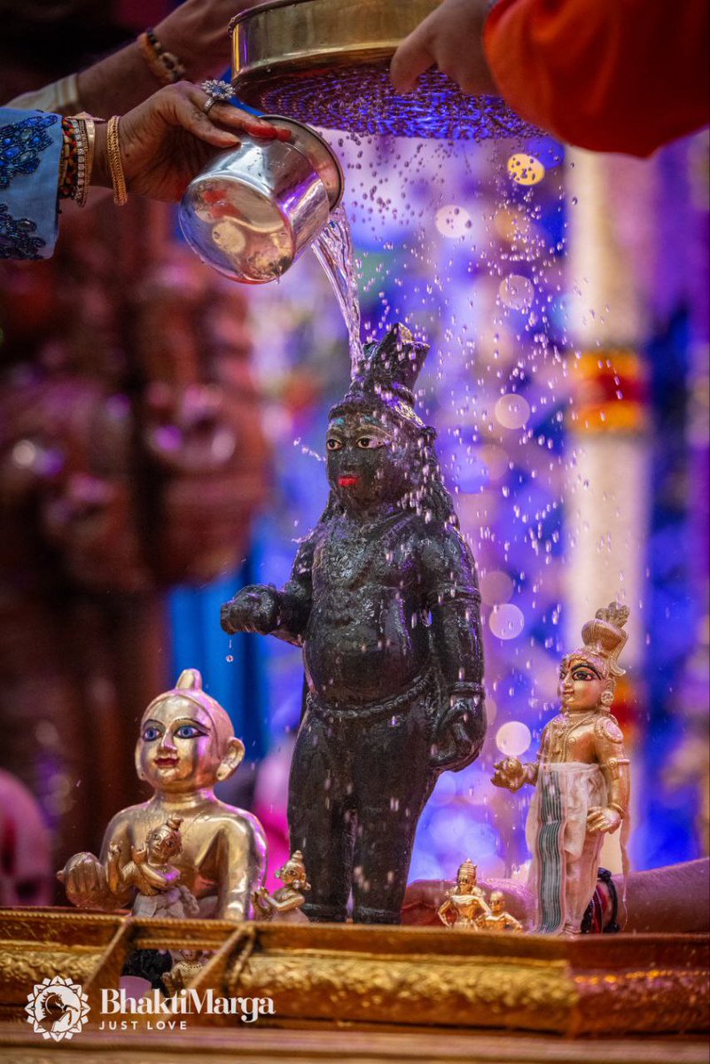 BhaktiMargaPL's tweet photo. Paramahamsa Vishwananda:

"Życzę wszystkim bardzo szczęśliwego Kryszna Dźanmasztami.
Narodziny Bhagawana, Dźagadguru tutaj na ziemi są tak tajemniczym zjawiskiem. Może się wydawać, że On jest taki jak wszyscy inni, jednak świat widzi jedynie niewielki ułamek Jego prawdziwej natury. Jak świat mógłby zrozumieć narodziny Bezwarunkowej Miłości? Umysł nie jest w stanie pojąć takich rzeczy. W duchowości wszystkie ścieżki i wyznania podkreślają, że należy przekroczyć ten niższy umysł. Ponieważ bezwarunkowej miłości, nie da się zrozumieć za pomocą umysłu. Można ją tylko poczuć głęboko w sercu. Któż jest wystarczająco odważny, aby podążać ścieżką odkrywania tego, co leży poza umysłem? Nie jest to pytanie, na które należy udzielić zewnętrznej odpowiedzi, jest to raczej coś, co należy eksplorować wewnętrznie przez całe życie. To wewnętrzne poszukiwanie wiecznej i niepodważalnej prawdy jest prawdą serca. Prawdą, którą każda dusza skrywa głęboko w sobie. To nie dla innych, ale dla samych siebie podejmujemy tę piękną podróż, aby przejść od tego, co przyziemne do tego, co wieczne. Aby przejść od umysłu do serca. Aby przejść od zewnętrznej, ograniczonej rzeczywistości do tej wewnętrznej, która jest nieograniczona.  
Dźagadguru, Bhagawan Kryszna przez całą Bhagawad Gitę przypomina wszystkim, że należy przetransformować ten osądzający umysł, by stał się miły i kochający. Należy przemienić umysł z najgorszego wroga w najlepszego przyjaciela. Jak można dokonać tej głębokiej wewnętrznej transformacji? Najpierw nauczcie się zdolności rozróżniania - by poznać prawdziwą różnicę między dobrym a złym postępowaniem. Następną rzeczą jest podążanie właściwą ścieżką, mocno się jej trzymając. Umysł stopniowo rozluźni pęta swej kontroli, a prawdziwa Jaźń zacznie się ujawniać. Potrzeba wielkiej odwagi, by słuchać głębokiego głosu serca. Ponieważ miłość nigdy nie prosi innych o poświęcenie. Miłość nigdy nie sprawia innym bólu. Miłość nigdy nie ma żadnych wymagań. Miłość wie tylko, jak dawać. Miłość wie tylko, jak poświęcać się dla innych. Miłość wie tylko, jak nieustannie wzrastać. Aby poznać miłość, trzeba samemu stać się miłością. Aby poznać Bezwarunkową Miłość, trzeba zanurzyć się w jej bezkresnych wodach. Należy się jej całkowicie poddać. 
To właśnie jest niezwykłe piękno życia Dźagadguru, Satguru na ziemi. Bhagawan Kryszna obiecał, że będzie wciąż powracał, aby ustanowić prawość na świecie. Podobnie, gdy serce rozpoznaje Satguru, należy mieć wiarę i po prostu uczyć się od Niego. Satguru przeszedł ścieżkę Bezwarunkowej Miłości i jest gotów objawić ją każdemu. To, ile otrzymamy, zależy od wielkości kielicha, który trzymamy pod niekończącym się strumieniem Miłosierdzia. 
W tym błogosławionym dniu Kryszna Dźanmasztami niech cały świat przypomni sobie o Bezwarunkowej Miłości. Aby móc w pełni przemienić się w miłość, aby ponownie doświadczyć prawdziwej i trwałej radości. Niech nieskończone miłosierdzie Śri Kryszny spłynie na wszystkich. Niech Bezwarunkowa Miłość w pełni narodzi się w każdym sercu".

https://t.co/HD1RXvb2Mc
