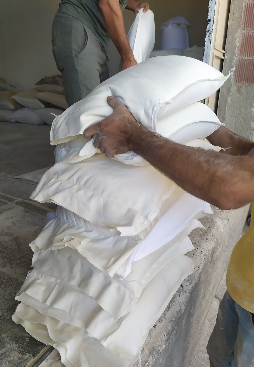 Tohum yasasına rağmen,
İklim kanununa karşı,
Küreselcilere inat.
Ata Tohumu ile
Gübresiz,
İlaçsız,
Taş değirmende,
Doğal pamuklu bez torbasında,
Esmer Un üretmeye devam.
Tarım bakanlığımız yanlış anlamasın,
2030'a hazırız.