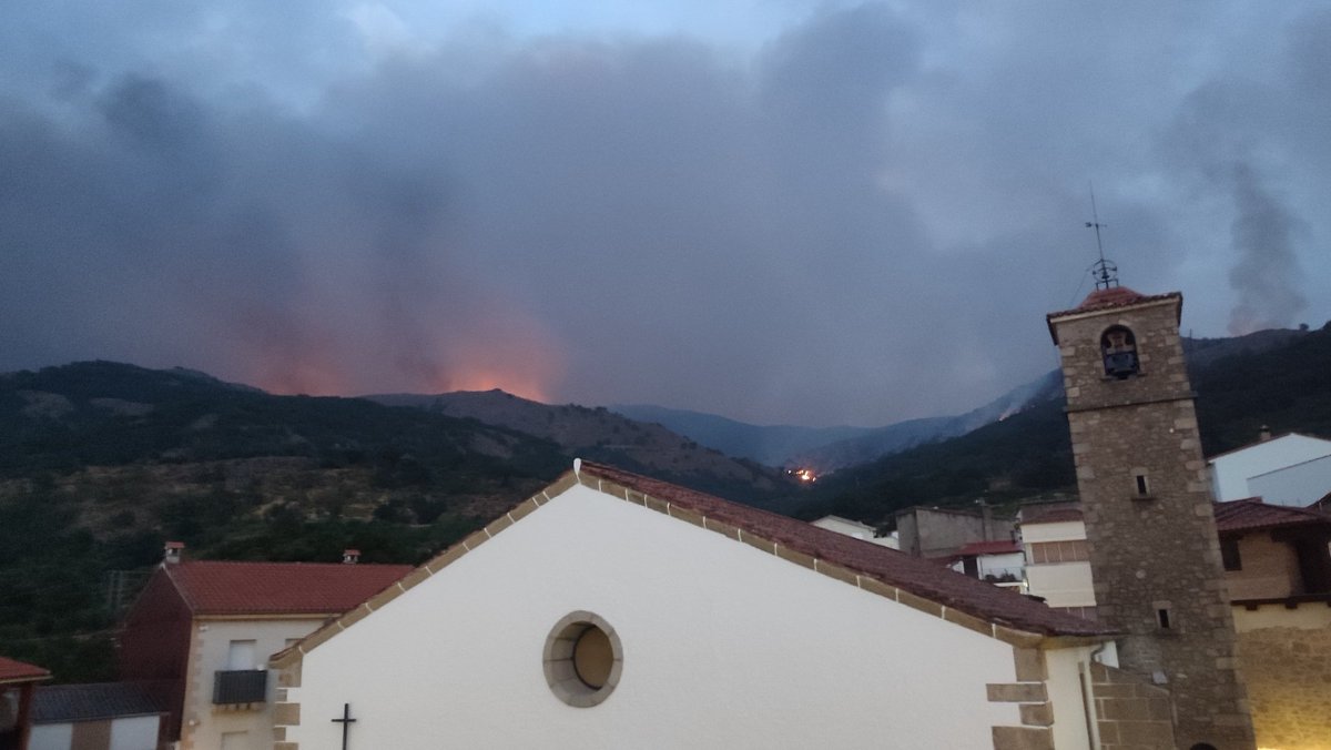 Lenienii's tweet photo. 21:40h #casasdelmonte se van a hacer brigadas de vecinos por si caen pavesas ardiendo en el pueblo. El mismo paisaje nocturno pero avanzando, se va a quemar todo el valle #ifjarilla parece que empieza a llover algo https://t.co/b9poW5Rp9V